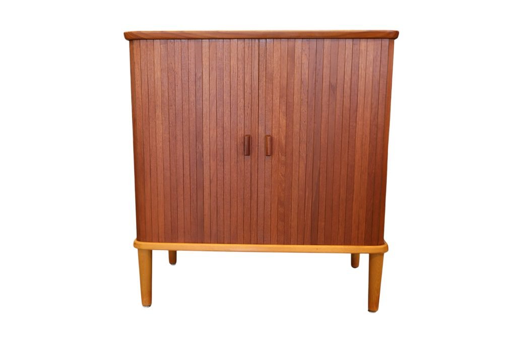 Danskt jalusiskåp i teak med ben i ek 1960-tal. 71x42x76 cm
