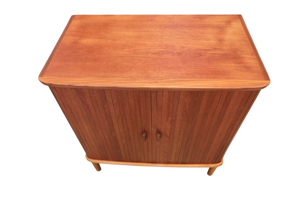 Danskt jalusiskåp i teak med ben i ek 1960-tal. 71x42x76 cm
