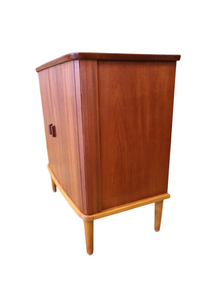 Danskt jalusiskåp i teak med ben i ek 1960-tal. 71x42x76 cm