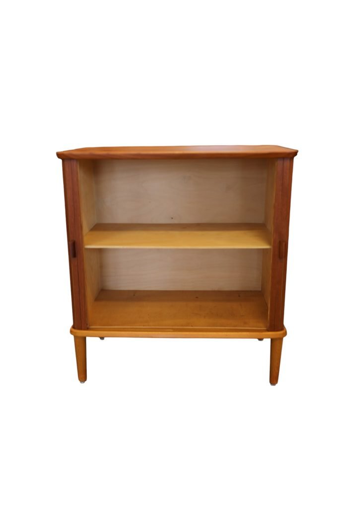 Danskt jalusiskåp i teak med ben i ek 1960-tal. 71x42x76 cm