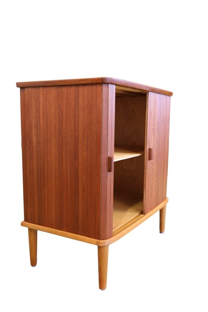 Danskt jalusiskåp i teak med ben i ek 1960-tal. 71x42x76 cm
