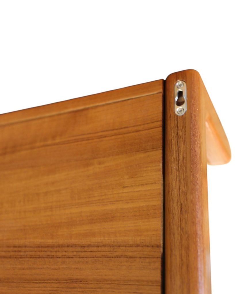 Vägghängd hylla i teak – Dyrlund, Danmark. 68x24x30 cm