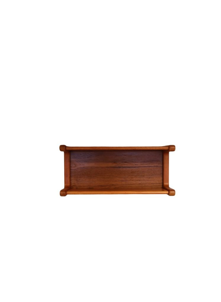 Vägghängd hylla i teak – Dyrlund, Danmark. 68x24x30 cm