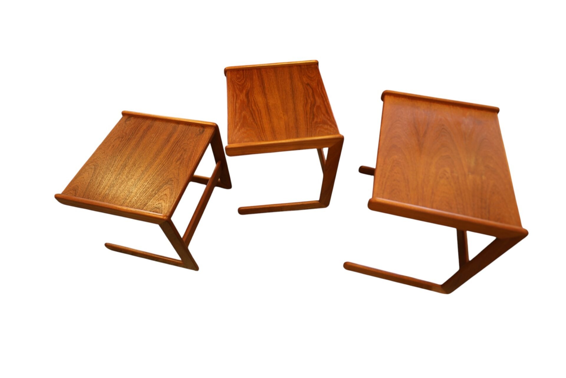 Danskt satsbord i teak med skulpturala C-formade ben