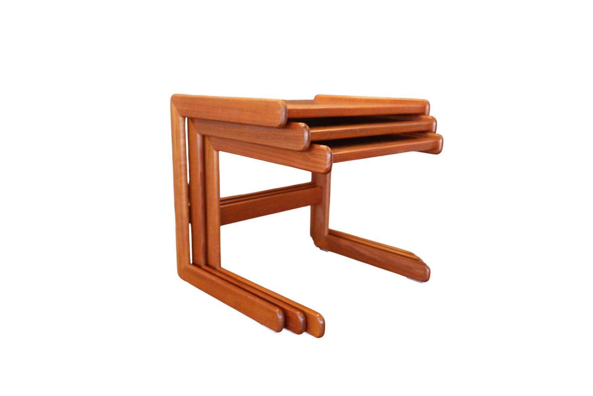 Danskt satsbord i teak med skulpturala C-formade ben
