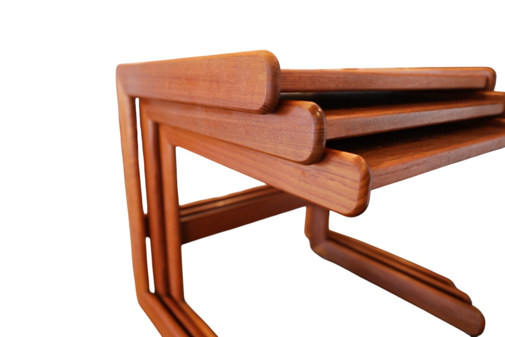 Danskt satsbord i teak med skulpturala C-formade ben