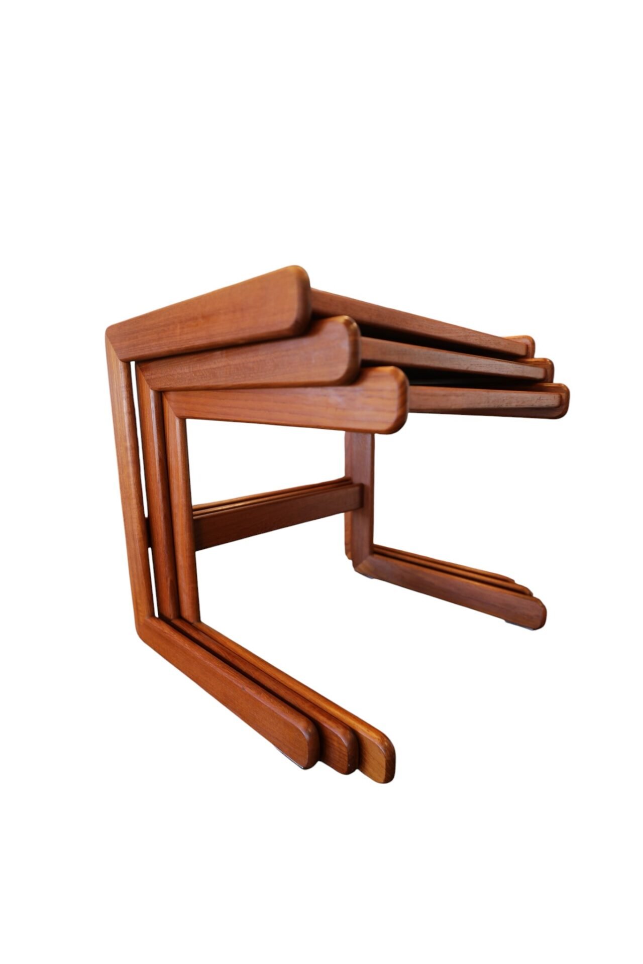 Danskt satsbord i teak med skulpturala C-formade ben