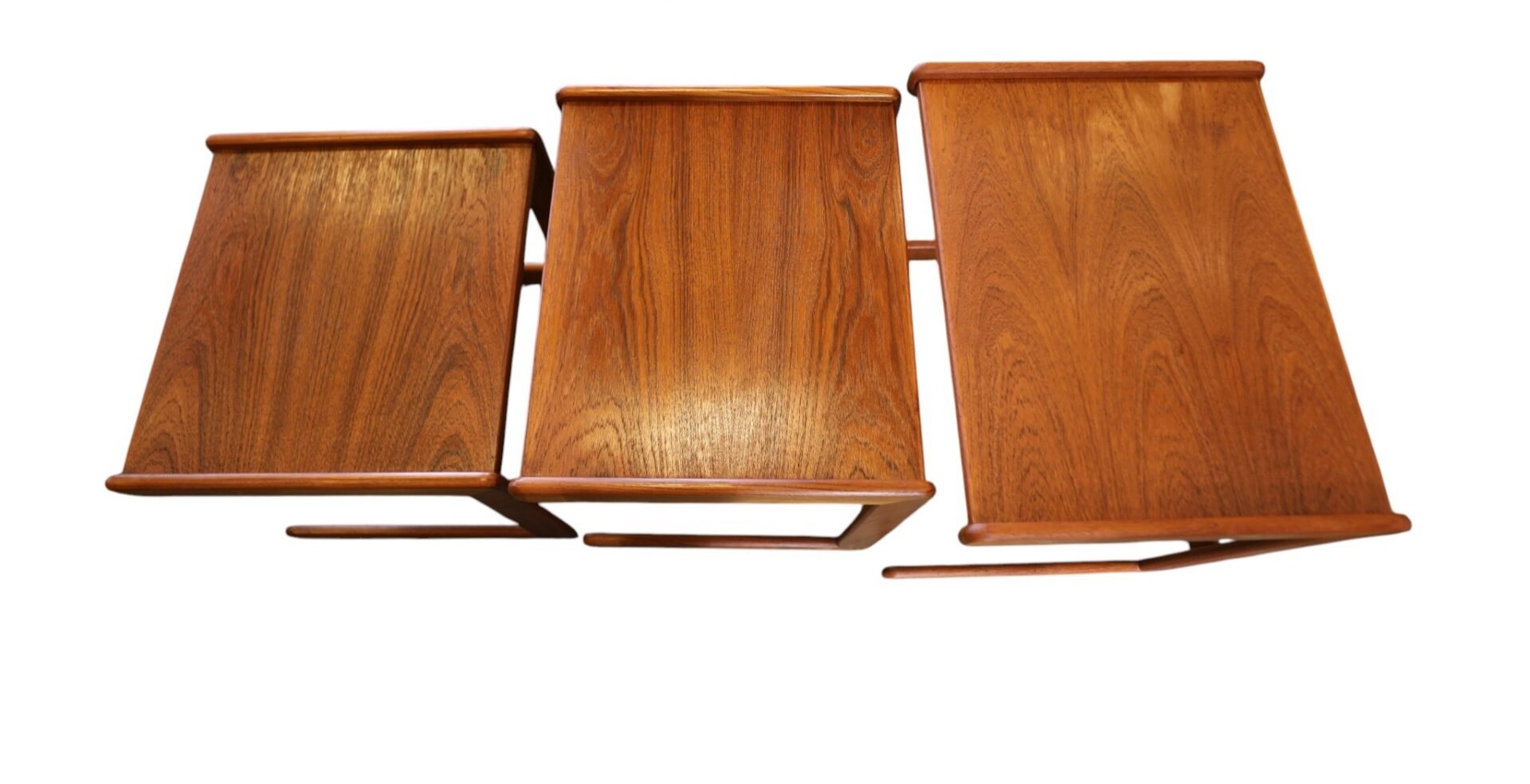 Danskt satsbord i teak med skulpturala C-formade ben