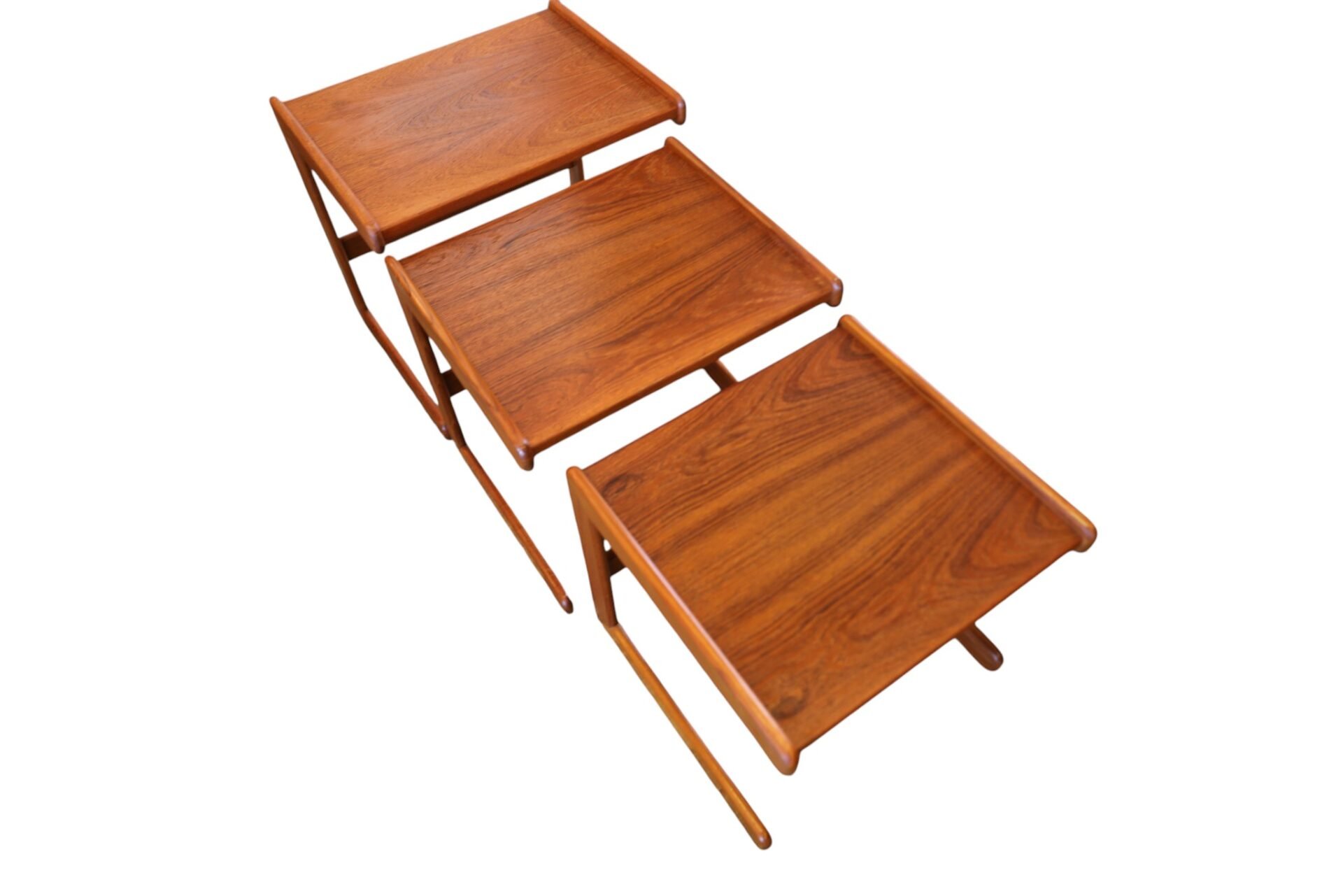 Danskt satsbord i teak med skulpturala C-formade ben