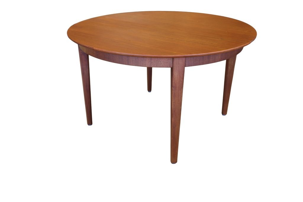 Henning Kjaernulf Sorø Danmark runt matbord i teak. 125 cm ø + 4×50 cm