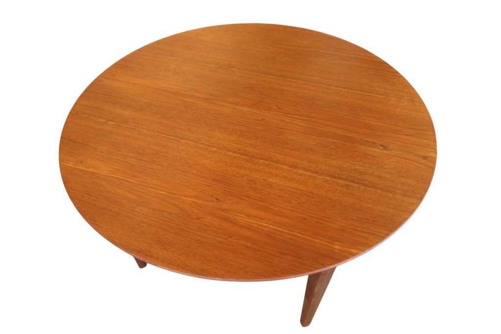 Henning Kjaernulf Sorø Danmark runt matbord i teak. 125 cm ø + 4×50 cm