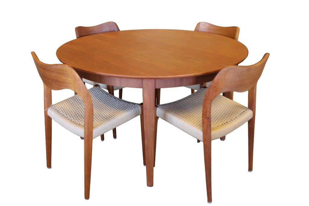 Henning Kjaernulf Sorø Danmark runt matbord i teak. 125 cm ø + 4×50 cm