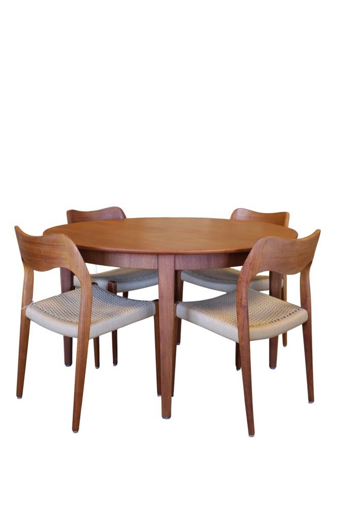 Henning Kjaernulf Sorø Danmark runt matbord i teak. 125 cm ø + 4×50 cm
