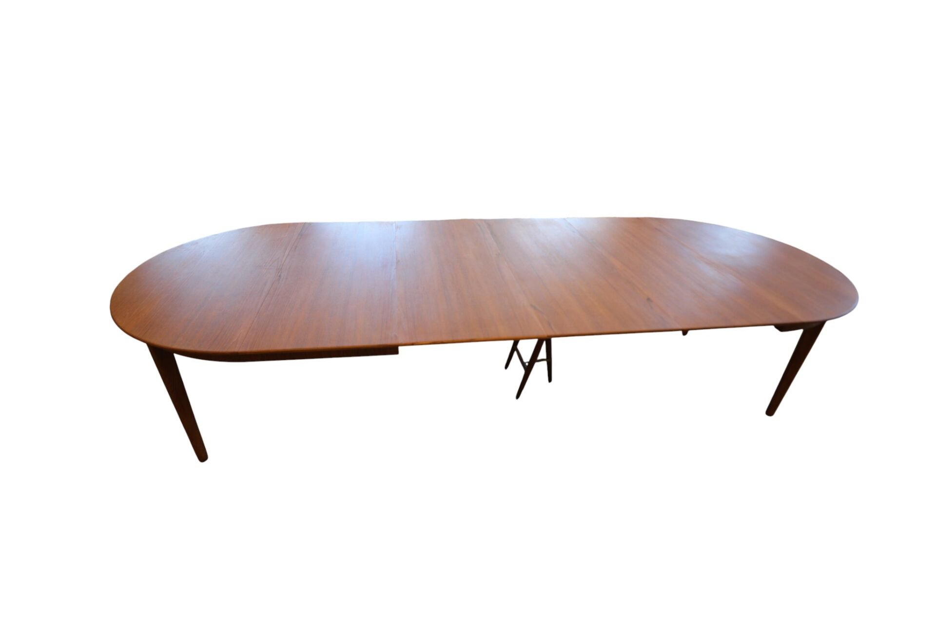 Henning Kjaernulf Sorø Danmark runt matbord i teak. 125 cm ø + 4×50 cm