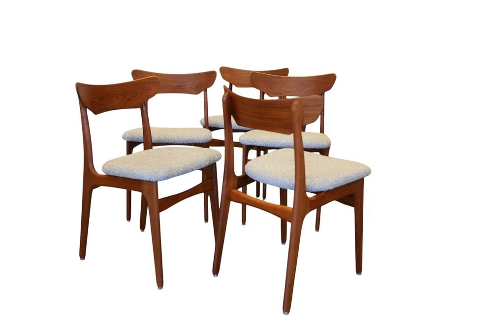 Danska matstolar i teak av Schiønning & Elgaard för Randers Møbelfabrik. 48 cm bred
