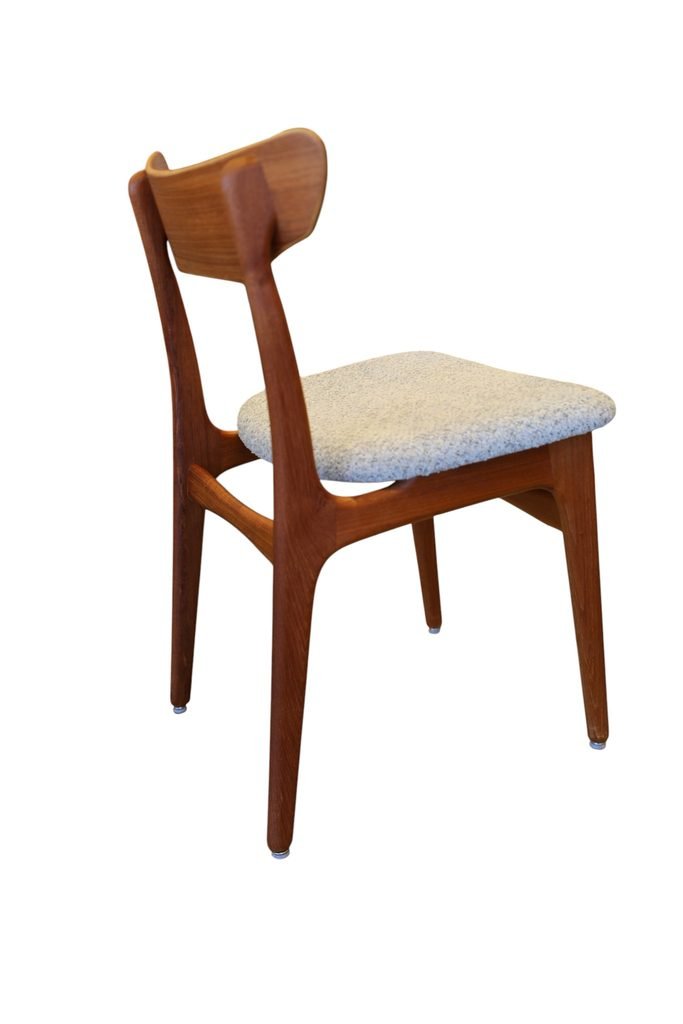 Danska matstolar i teak av Schiønning & Elgaard för Randers Møbelfabrik. 48 cm bred