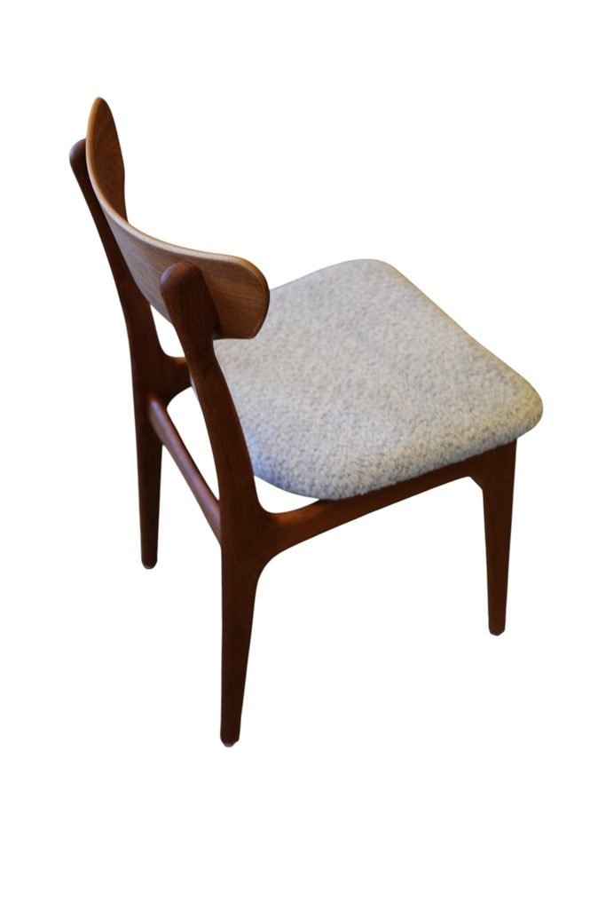 Danska matstolar i teak av Schiønning & Elgaard för Randers Møbelfabrik. 48 cm bred