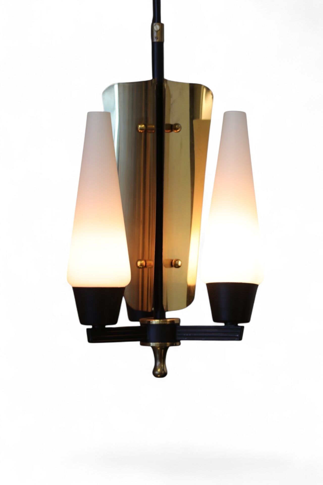 Läs mer om artikeln Trearmad taklampa i mässing, svart metall och opalglas. 26 cm ø